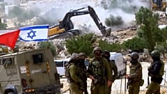 Excavadoras militares israelíes demolieron la mayor parte de una aldea palestina en Cisjordania, eliminando infraestructuras y reduciendo las viviendas a escombros.