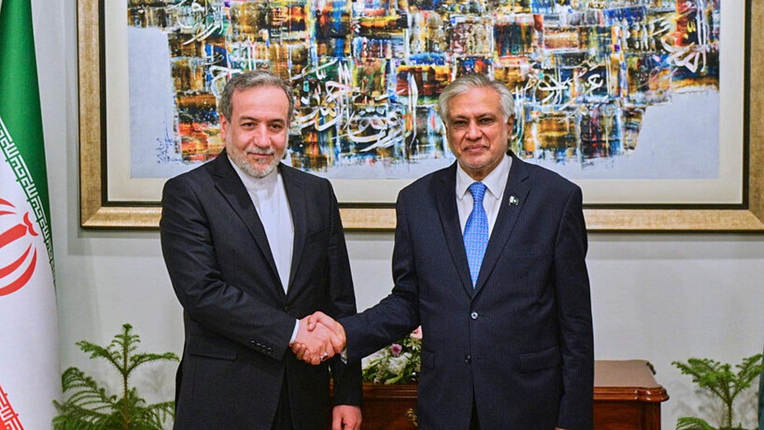 Il ministro degli Esteri iraniano Abbas Araghch stringe la mano al ministro degli Esteri pakistano Ishaq Dar prima del loro incontro a Islamabad, Pakistan, lunedì 5 maggio 2025.
