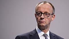 Friedrich Merz, Parteivorsitzender der CDU, spricht zu den Medien, nachdem sich die Parteien auf eine Koalition für eine neue Regierung geeinigt haben, Berlin, Deutschland, 9. April 2025