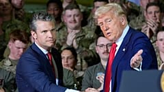 Präsident Donald Trump schüttelt Verteidigungsminister Pete Hegseth die Hand, während er auf dem Luftwaffenstützpunkt Selfridge Air National Guard Base vor der Michigan National Guard spricht, 29. April 2025.