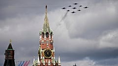 Russische Kampfjets überfliegen den Roten Platz während der Probe für die Militärparade zum Tag des Sieges in Moskau, 5. Mai 2025 