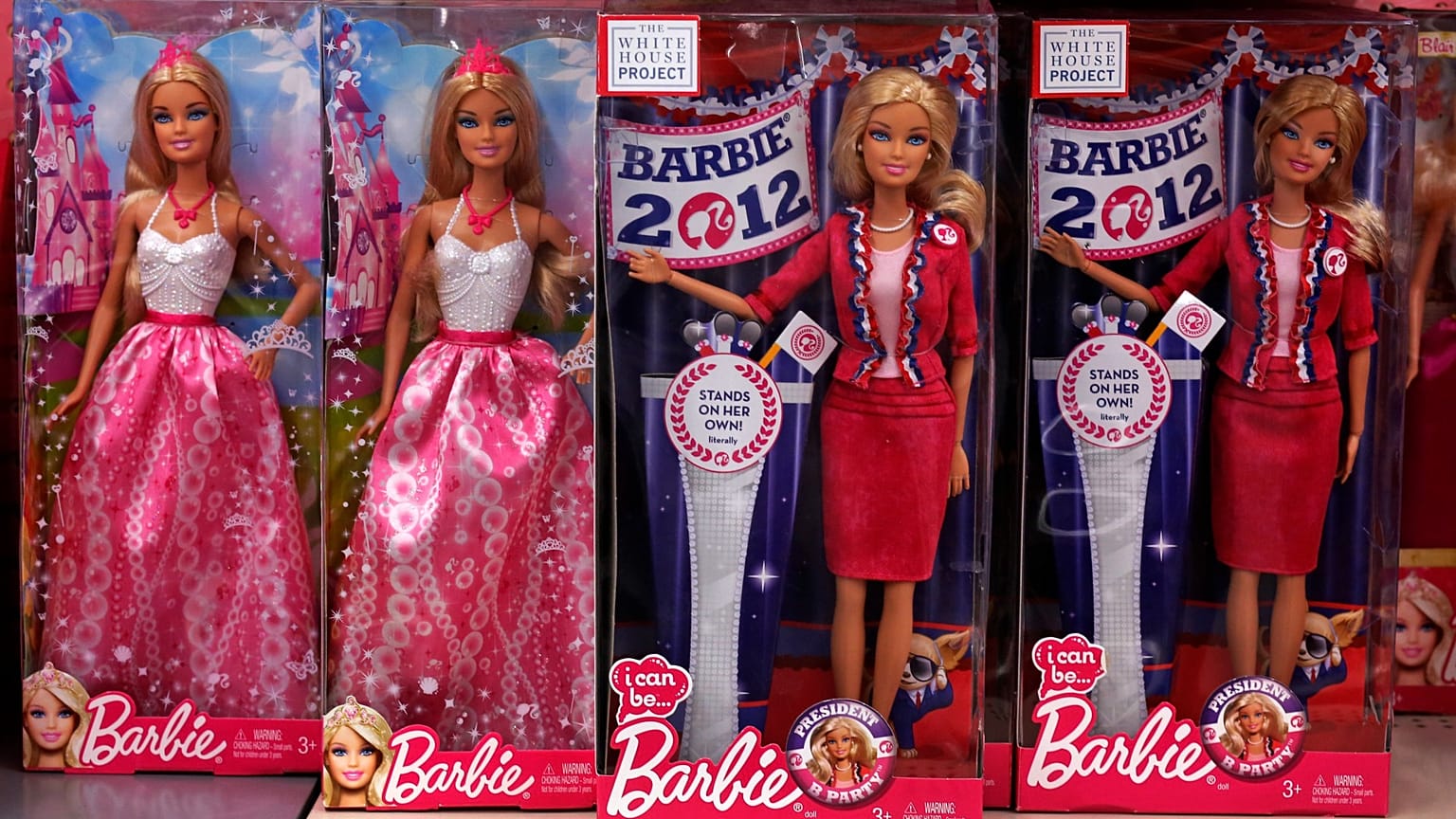 En esta foto de archivo del martes 28 de enero de 2014, las muñecas Barbie, un producto de Mattel, se exhiben en una tienda Walmart en Robinson Township, Pensilvania.