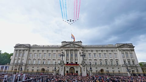 La famille royale britannique apparaît sur le balcon du palais de Buckingham pour regarder le passage des Red Arrows lors du défilé du 80e anniversaire du V-E Day à Londres, lundi 5 mai 2025