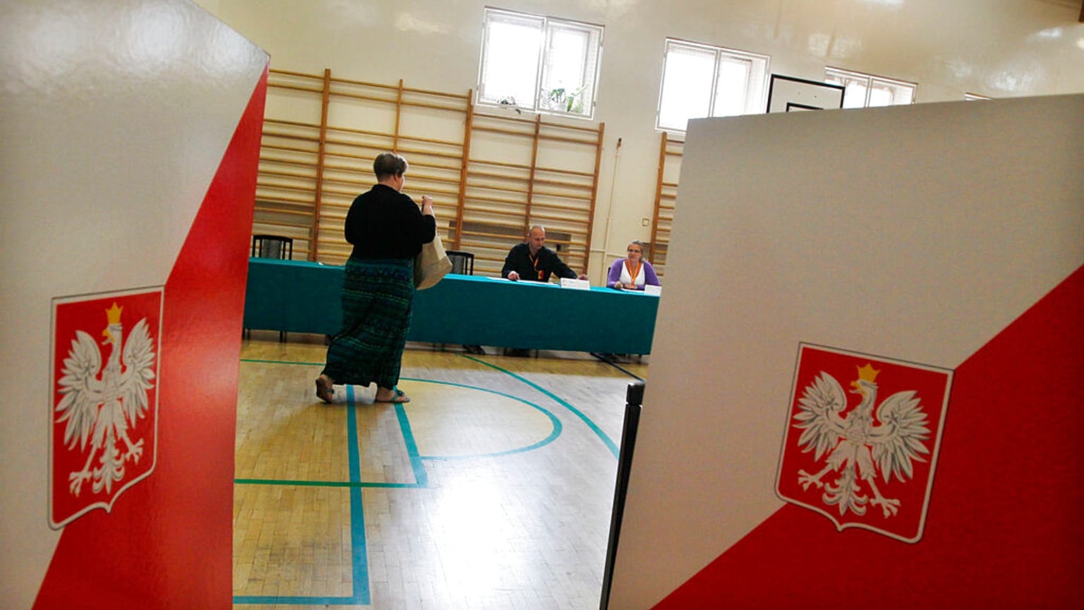 Polski wyborca przybywa do lokalu wyborczego, aby zagłosować w referendum w Warszawie, Polska, w niedzielę 6 września 2015 r.