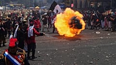 Menschen nehmen an einer Nachstellung der Schlacht von Puebla während einer Cinco de Mayo-Feier in Mexiko-Stadt teil, Montag, 5. Mai 2025