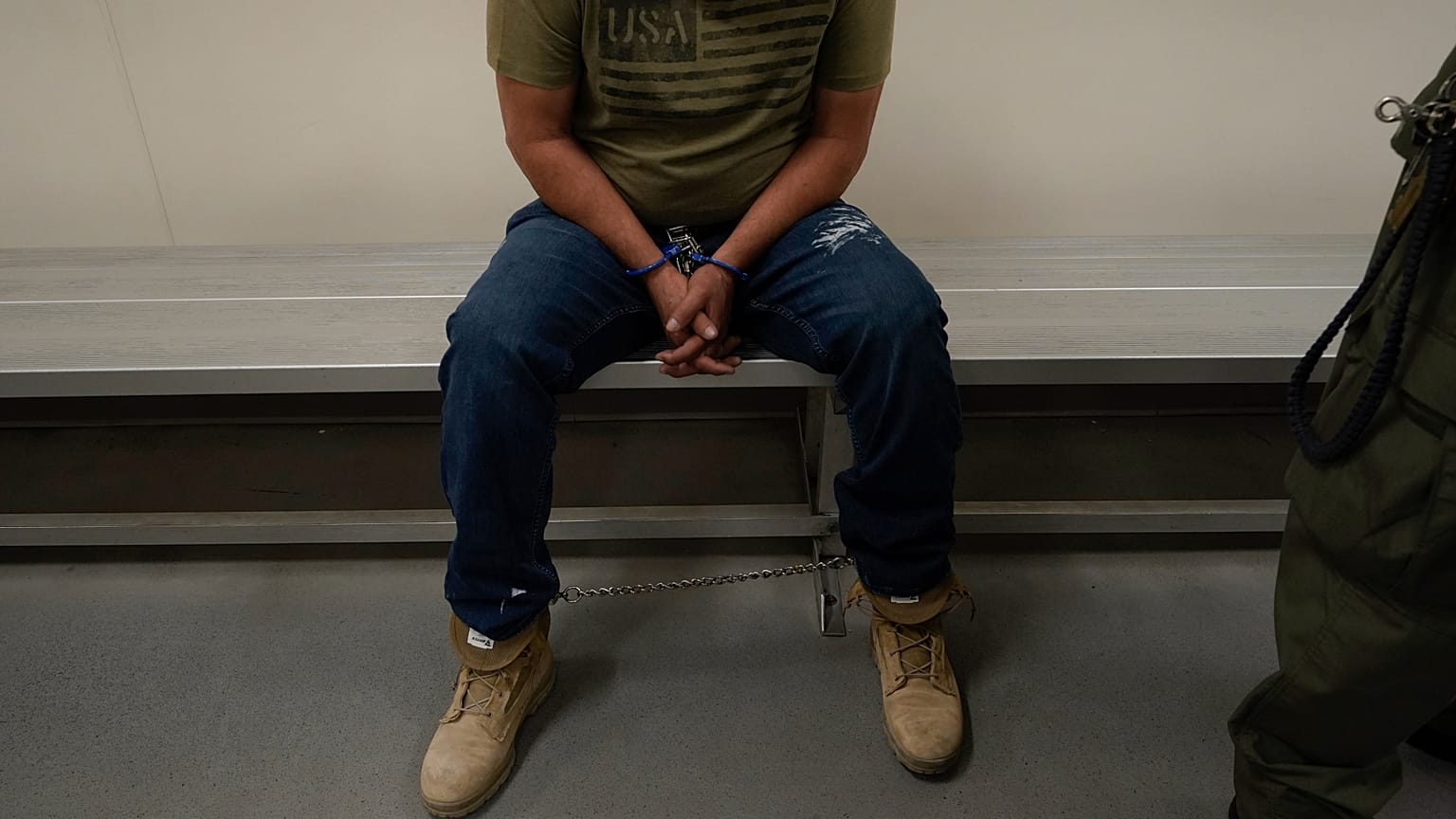 FILE: A biztonságra és a nemzetbiztonságra veszélyesnek tekintett bevándorló a Los Angeles-i ICE Metropolitan Detention Centerben várakozik a feldolgozásra, 2022. június 6.