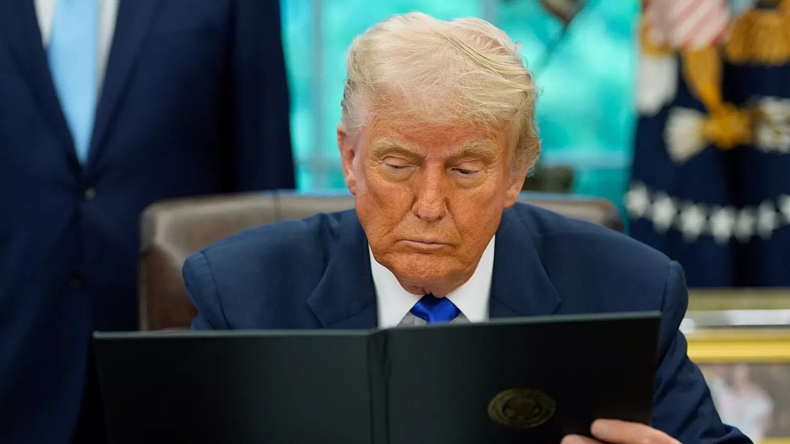 Başkan Donald Trump, 5 Mayıs 2025 tarihinde Washington'daki Beyaz Saray Oval Ofis'te kararnameleri ve bildirileri imzaladı.