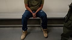 ARCHIVO: Un inmigrante espera a ser procesado en el Centro de Detención Metropolitano del ICE en Los Ángeles, el 6 de junio de 2022.
