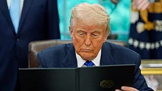 Başkan Donald Trump, 5 Mayıs 2025 tarihinde Washington'daki Beyaz Saray Oval Ofis'te kararnameleri ve bildirileri imzaladı.