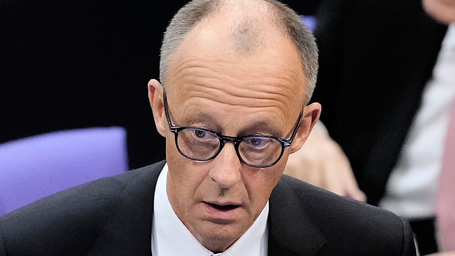 Friedrich Merz reage depois de não ter sido eleito novo chanceler no primeiro processo de votação no Parlamento alemão, em Berlim, a 6 de maio de 2025