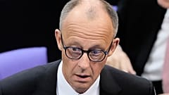 Friedrich Merz reagiert, nachdem er im ersten Wahlgang im Bundestag in Berlin nicht zum neuen Bundeskanzler gewählt wurde, 6. Mai 2025