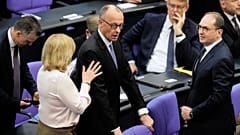 Friedrich Merz reacciona tras no ser elegido nuevo Canciller en el primer proceso de votación en el Parlamento Bundestag en Berlín, 6 de mayo de 2025.