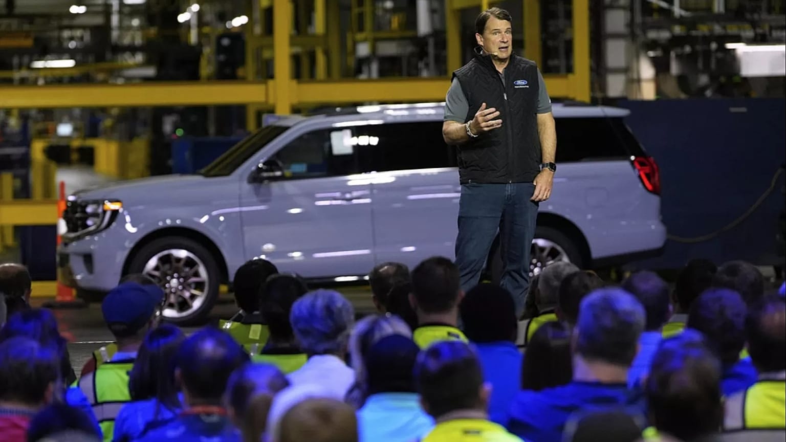 Ford Başkanı ve İcra Kurulu Başkanı Im Farley, 30 Nisan 2025 Çarşamba günü 2025 Ford Expedition'ın lansmanı için Ford Motor Company Kentucky Kamyon Fabrikası'nda konuşuyor.