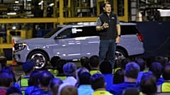 Ford Başkanı ve İcra Kurulu Başkanı Im Farley, 30 Nisan 2025 Çarşamba günü 2025 Ford Expedition'ın lansmanı için Ford Motor Company Kentucky Kamyon Fabrikası'nda konuşuyor.