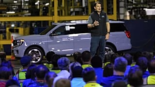 Ford Başkanı ve İcra Kurulu Başkanı Im Farley, 30 Nisan 2025 Çarşamba günü 2025 Ford Expedition'ın lansmanı için Ford Motor Company Kentucky Kamyon Fabrikası'nda konuşuyor.