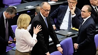 Friedrich Merz unter Schock nachdem er im ersten Wahlgang im Bundestag in Berlin nicht die erforderlichen Stimmen für die Kanzlerschaft erhalten hat