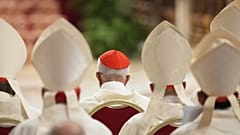 Des cardinaux assistent à une messe lors du septième des neuf jours de deuil du pape François, dans la basilique Saint-Pierre au Vatican, le 3 mai 2025.