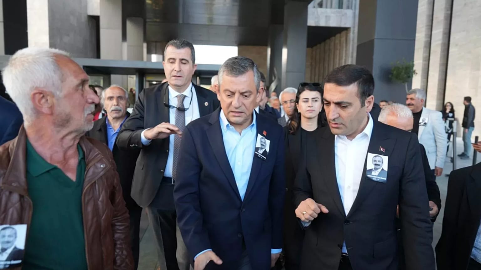 Özgür Özel'e saldırıdan hemen önce çekilen bir fotoğraf.
