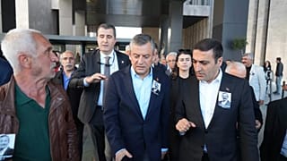 Özgür Özel'e saldırıdan hemen önce çekilen bir fotoğraf.