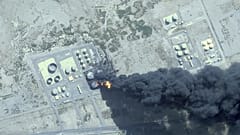 Esta imagen de satélite muestra un incendio en un depósito de combustible tras un ataque con drones de FAR a las afueras de Port Sudan, en Sudán, el 6 de mayo de 2025.