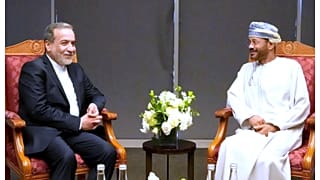 وزير الخارجية الإيراني في مسقط.