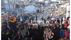 فلسطينيون ينتظرون معونات الطعام في بيت لاهيا بشمال قطاع غزة. 16 مارس 2025.