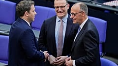 Merz (derecha), el líder de la facción de la CDU, Jens Spahn (centro), y el líder del SPD, Lars Klingbeil, juntos en el Bundestag, en Berlín, el 6 de mayo de 2025.