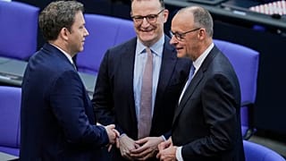 Merz (derecha), el líder de la facción de la CDU, Jens Spahn (centro), y el líder del SPD, Lars Klingbeil, juntos en el Bundestag, en Berlín, el 6 de mayo de 2025.