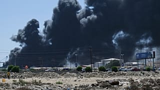 Des nuages de fumée s'élèvent après des frappes de drones par les Forces de soutien rapide (FSR) visant le port nord dans la ville de Port-Soudan, au Soudan, mardi 6 mai 2025.