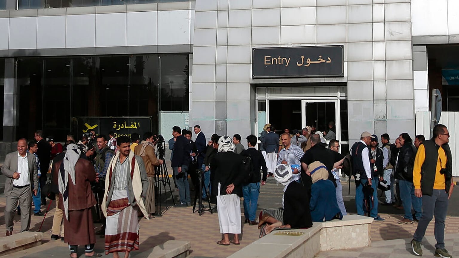يمنيون في مطار صنعاء، اليمن، يوم الاثنين، 16 مايو 2022