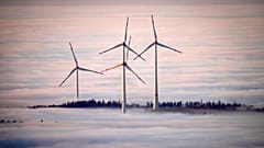 Des éoliennes entourées de brouillard dans la région du Taunus, près de Francfort, en Allemagne, en novembre 2024.