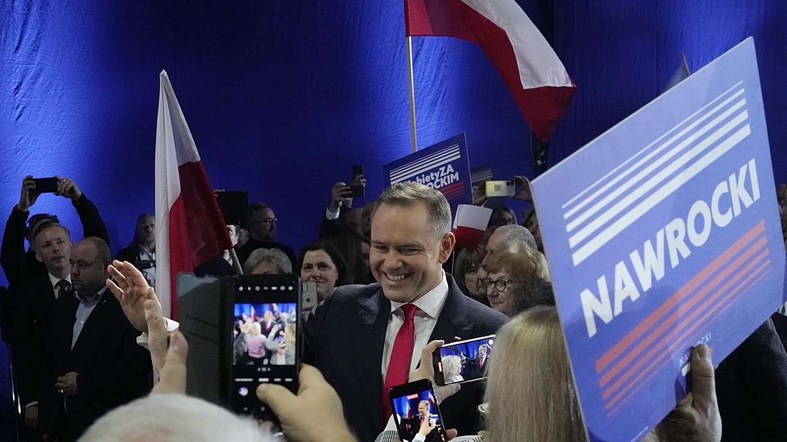 A konzervatív ellenzéki PiS elnökjelöltje, Karol Nawrocki egy kampányrendezvényen