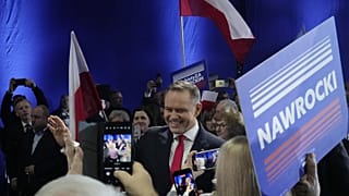A konzervatív ellenzéki PiS elnökjelöltje, Karol Nawrocki egy kampányrendezvényen