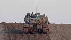 Ein Fahrzeug der israelischen Armee ist in der Nähe der Grenze zwischen Israel und Gaza zu sehen, 1. Januar 2025.