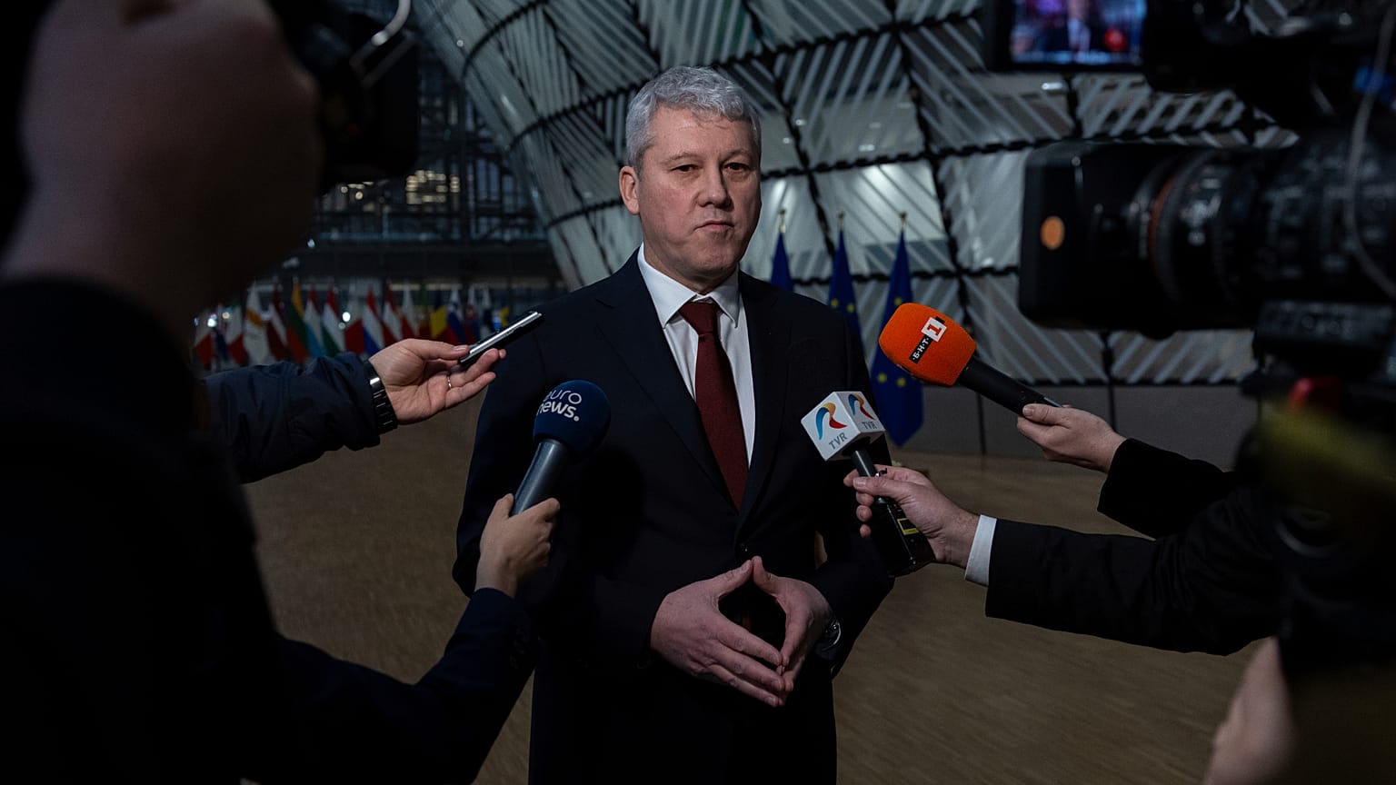Catalin Predoiu habla con los medios durante la llegada de los ministros de Justicia e Interior de la UE a la sede del Consejo Europeo en Bruselas