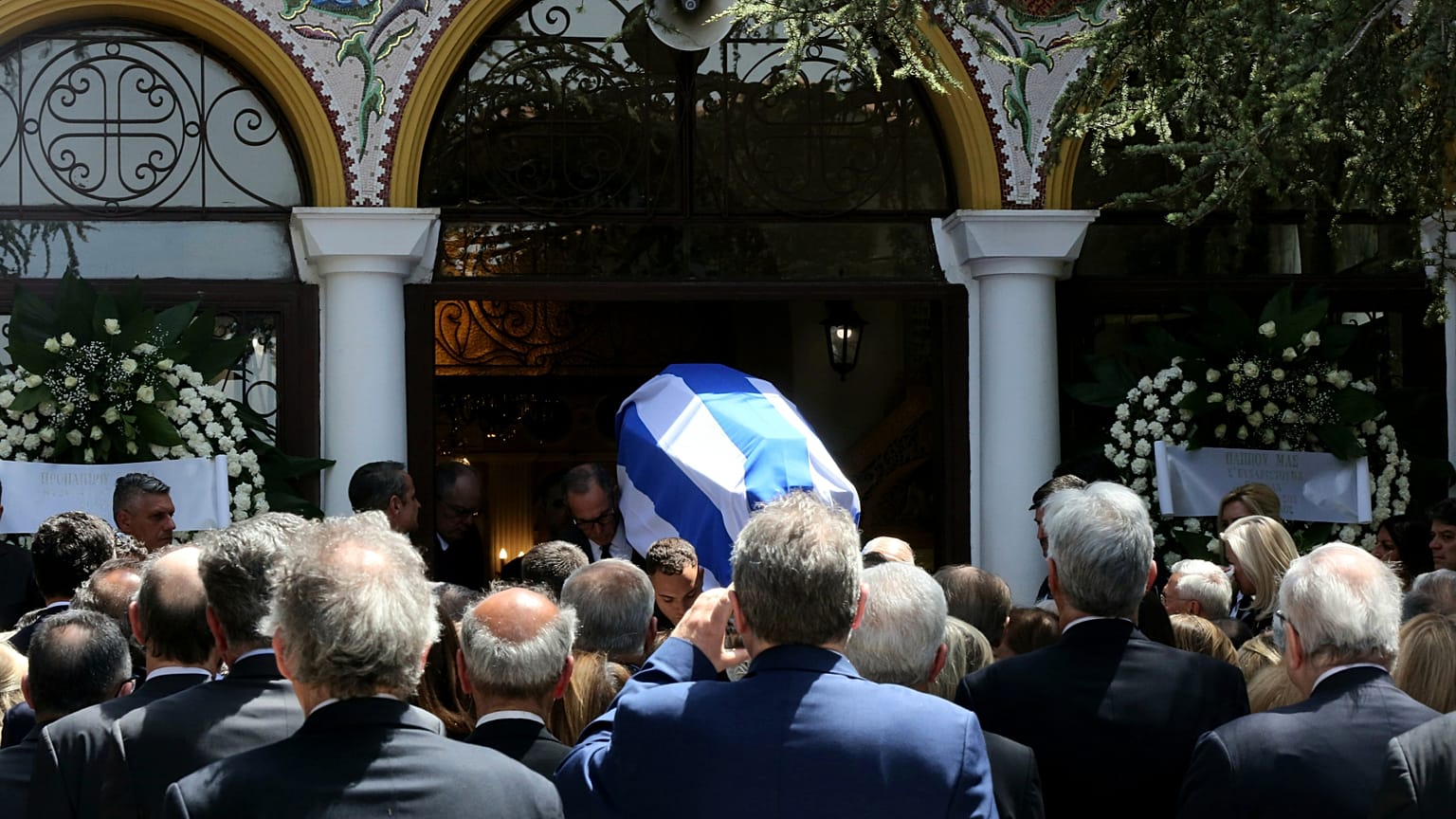 Συγγενείς, φίλοι και μέλη της κυβέρνησης αποχαιρετούν τη σορό του πρώην υπουργού Εξωτερικών Πέτρου Μολυβιάτη, στην κηδεία του στο νεκροταφείο της Κηφισιάς,