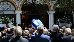 Συγγενείς, φίλοι και μέλη της κυβέρνησης αποχαιρετούν τη σορό του πρώην υπουργού Εξωτερικών Πέτρου Μολυβιάτη, στην κηδεία του στο νεκροταφείο της Κηφισιάς,