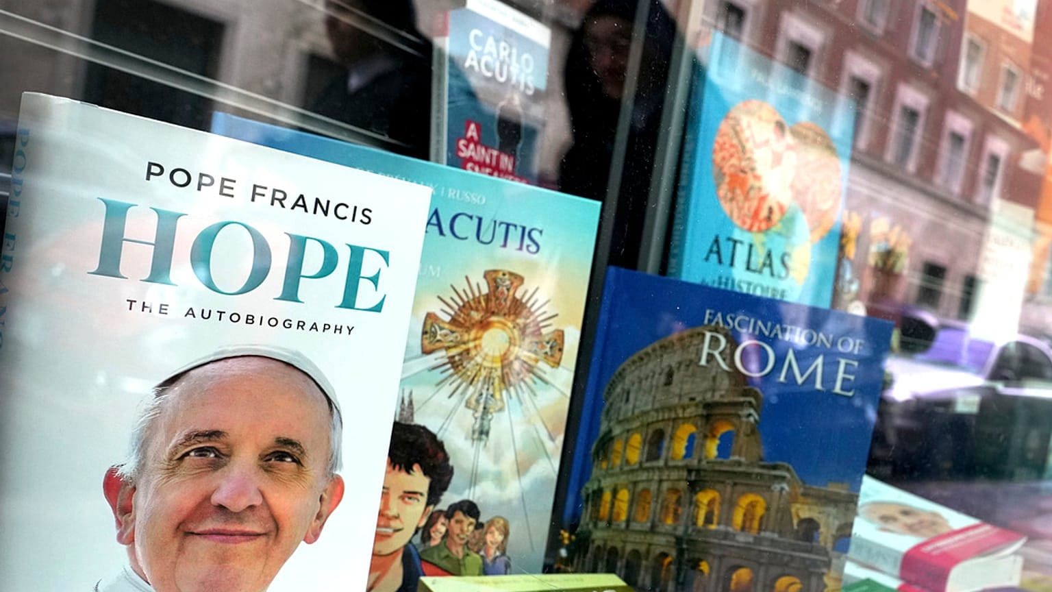 La biografia di Papa Francesco in vetrina di una libreria, 25 febbraio 2025