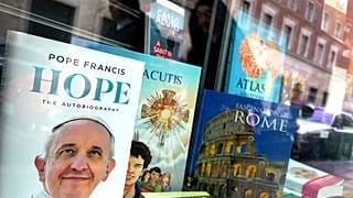 La biografía del Papa Francisco en el escaparate de una librería, 25 de febrero de 2025