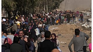 فلسطينيون ينزحون بين مناطق القطاع في أول الحرب.