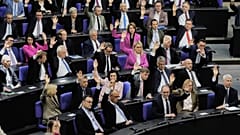 Abgeordnete und Merz vor der zweiten Abstimmung im Deutschen Bundestag