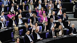 Abgeordnete und Merz vor der zweiten Abstimmung im Deutschen Bundestag