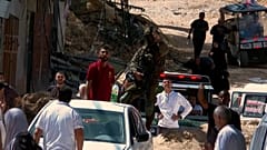 Israelische Soldaten fordern Flüchtlinge auf, ihr Lager zu verlassen.