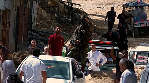 Soldat israélien ordonnant aux réfugiés de quitter leur camp