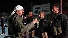 مقاتل درزي من جرمانا يتحدث إلى عناصر الأمن العام التابعين للحكومة السورية بعد التوصل إلى اتفاق وقف إطلاق النار في جرمانا بمحيط دمشق 