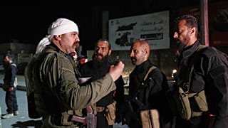 مقاتل درزي من جرمانا يتحدث إلى عناصر الأمن العام التابعين للحكومة السورية بعد التوصل إلى اتفاق وقف إطلاق النار في جرمانا بمحيط دمشق 