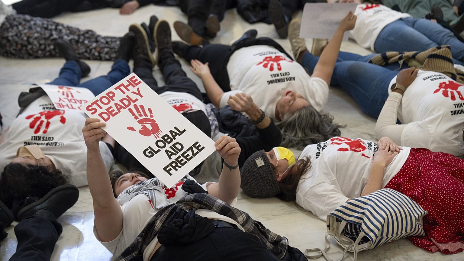 Göstericiler Capitol Hill'de Amerikan dış yardım harcamalarındaki kesintileri protesto etti, 26 Şubat 2025