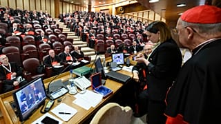 Un employé du Vatican annule le sceau papal de l'ancien pape au Vatican, 6 mai 2025