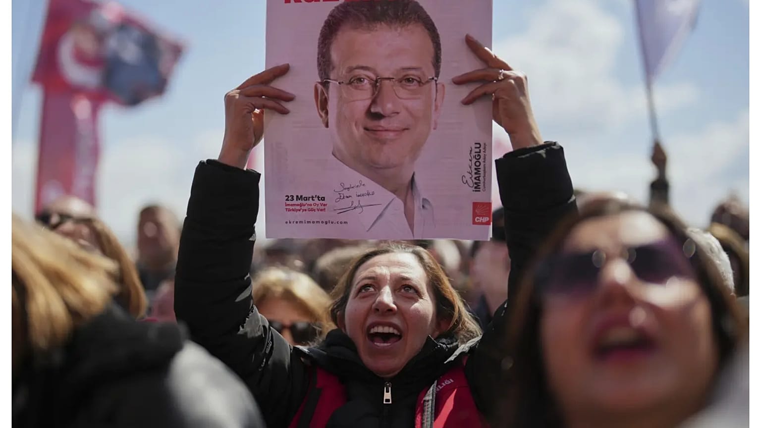 Un sostenitore di Ekrem Imamoglu tiene una sua foto a Istanbul, 11 aprile 2025.
