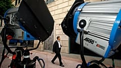 Statyści występujący w filmie „Solista” produkcji DreamWorks przechodzą obok świateł podczas zdjęć w hotelu Biltmore w centrum Los Angeles w czwartek, 20 marca 2008 roku. 